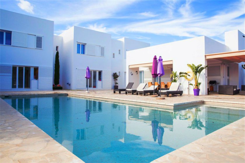 Most Humans Would Give Their Left Leg To Stay In This Villa!