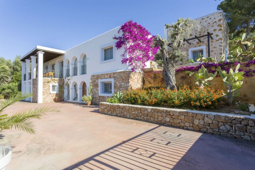 Luxurious Pool & Space For 20 Friends Just 2 Minutes From Talamanca Beach! Villa Savines