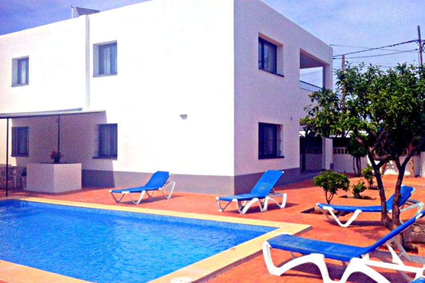 Beautiful Pool & BBQ Area For 18 People Just A Short Walk To Playa d’en Bossa! Villa Torres
