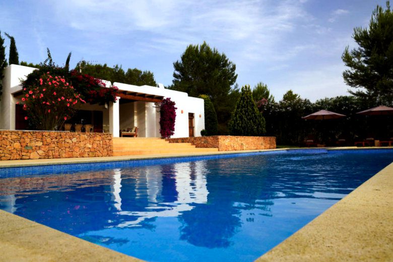Large Garden & Beautiful Pool Area With Space For 12 & Just Minutes From San Antonio! Villa Tegul